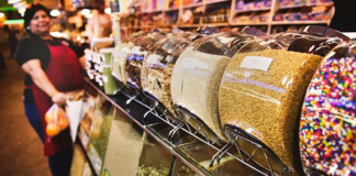 Reorganiza la mercancía en tu tienda de abarrotes